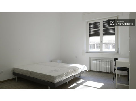 Remodeled Zimmer in Wohnung in Lodi, Mailand - Zu Vermieten