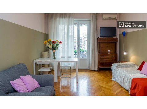 Przebudowany pokój w apartamencie w Tortona w Mediolanie - Do wynajęcia