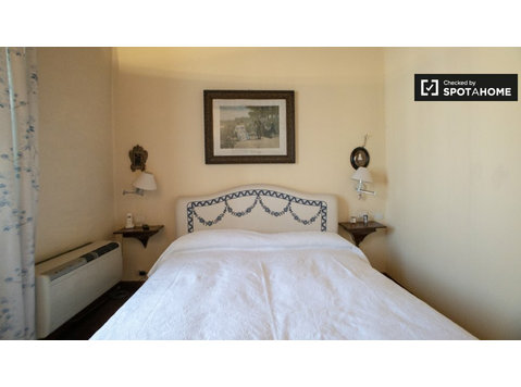 Navigli'de 2 yatak odalı Only Female dairesinde kiralık oda - Kiralık