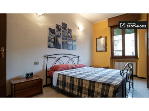 Corsica, Milan'da 2 yatak odalı dairede kiralık oda - Kiralık