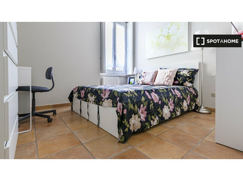 Room for rent in 2-bedroom apartment in Milan - Til leje