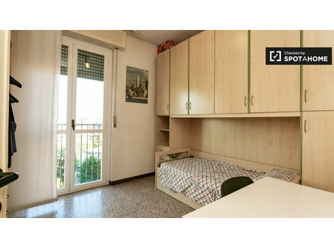 Pokój do wynajęcia w 3-pokojowym mieszkaniu w Comasina,… - Do wynajęcia