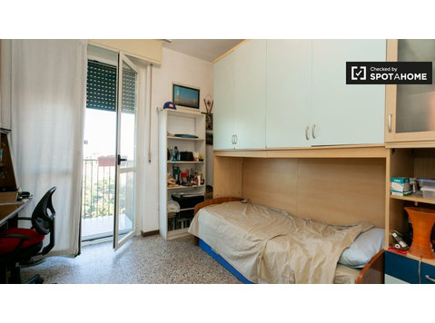 Comasina, Milan'da 3 yatak odalı dairede kiralık oda - Kiralık