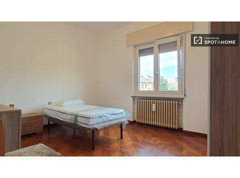 Room for rent in 3-bedroom apartment in Curnasco, Bergamo - کرائے کے لیۓ
