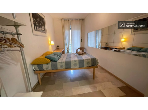 Room for rent in 3-bedroom apartment in De Angeli, Milan -  வாடகைக்கு 