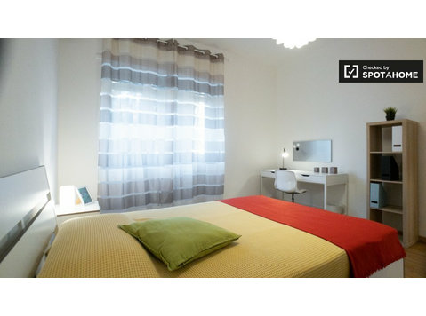 Milano, Forze Armate'deki 3 yatak odalı dairede kiralık oda - Kiralık