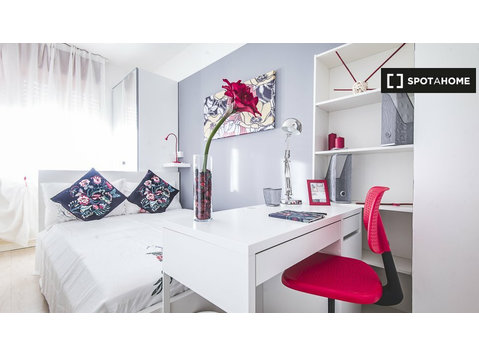 Zimmer zu vermieten in 3-Zimmer-Wohnung in Giambellino,… - Zu Vermieten