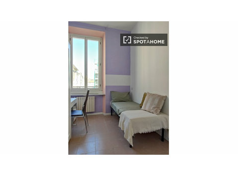 Chambre dans un appartement de 3 chambres à Milan - À louer
