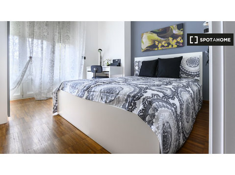 Zimmer zu vermieten in 3-Zimmer-Wohnung in Mailand - Zu Vermieten