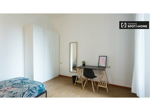 Room for rent in 3-bedroom apartment in Morivione, Milan - Te Huur