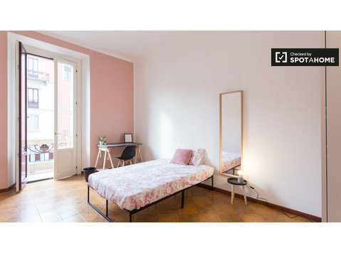 Zimmer zu vermieten in 3-Zimmer-Wohnung in Morivione,… - Zu Vermieten