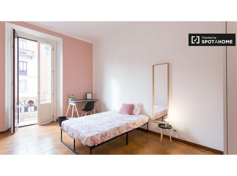 Room for rent in 3-bedroom apartment in Morivione, Milan - Vuokralle