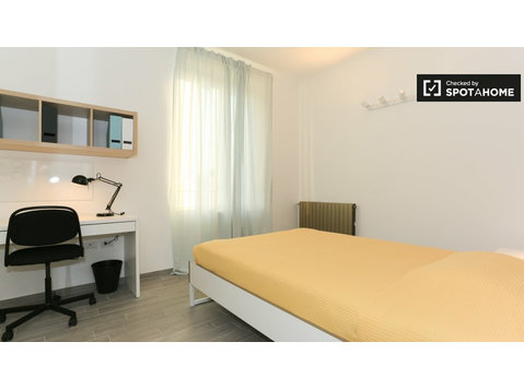 Portello, Milano'da 3 yatak odalı dairede kiralık oda - Kiralık