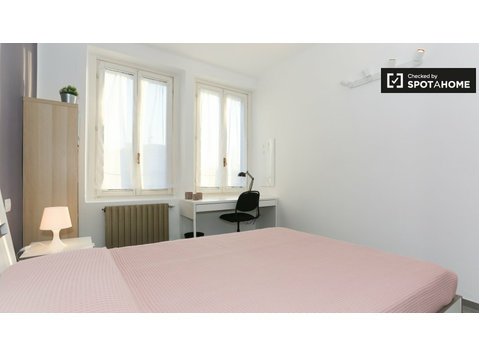 Room for rent in 3-bedroom apartment in Portello, Milan - Под Кирија