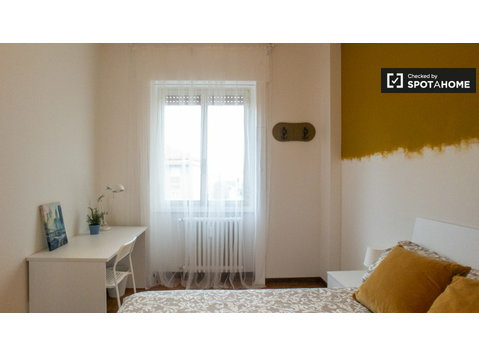 Precotto, Milano'da 3 yatak odalı dairede kiralık oda - Kiralık