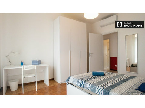 Zimmer zu vermieten in 3-Zimmer-Wohnung in Precotto, Mailand - Zu Vermieten