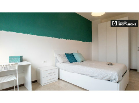 Precotto, Milano'da 3 yatak odalı dairede kiralık oda - Kiralık