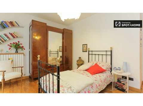 Quinto Romano'da 3 yatak odalı dairede kiralık oda - Kiralık