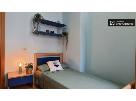 Room for rent in 3-bedroom apartment in residence in Milan - Til Leie