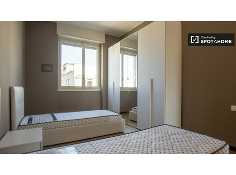 Chambre à louer dans un appartement de 4 chambres à Bande… - À louer