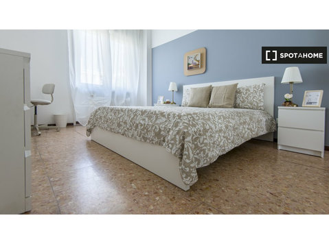 Room for rent in 4-bedroom apartment in Biccoca, Milan - For Rent