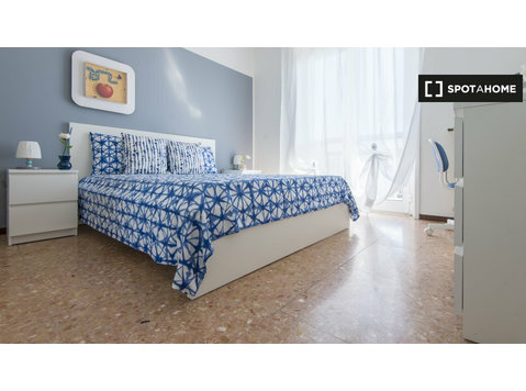 Biccoca, Milano'da 4 yatak odalı dairede kiralık oda - Kiralık