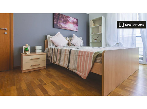 Chambre dans un appartement de 4 chambres à Milan - À louer