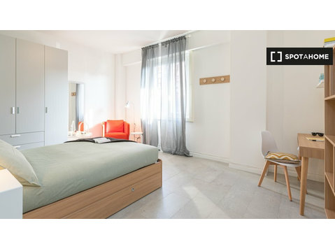 Room for rent in 4-bedroom apartment in Milan - الإيجار