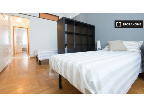 Zimmer zu vermieten in 4-Zimmer-Wohnung in Mailand - Zu Vermieten