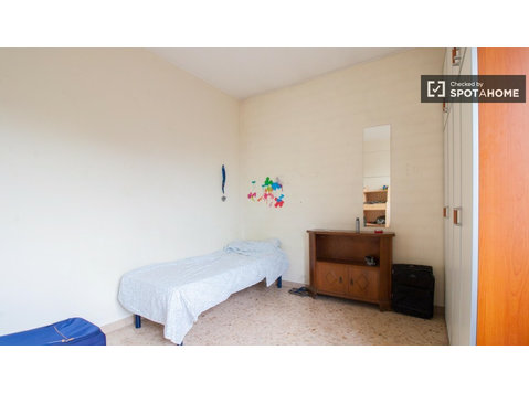 Pokój do wynajęcia w mieszkaniu z 4 sypialniami w Navigli w… - Do wynajęcia