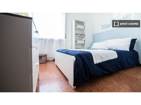 Zimmer zu vermieten in 4-Zimmer-Wohnung in Navigli, Mailand - Zu Vermieten