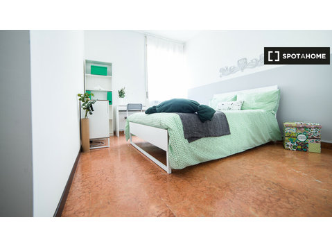 Room for rent in 4-bedroom apartment in Navigli, Milan - Til leje