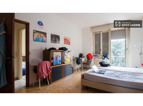 Aluga-se quarto em apartamento de 4 quartos em Navigli,… - Aluguel