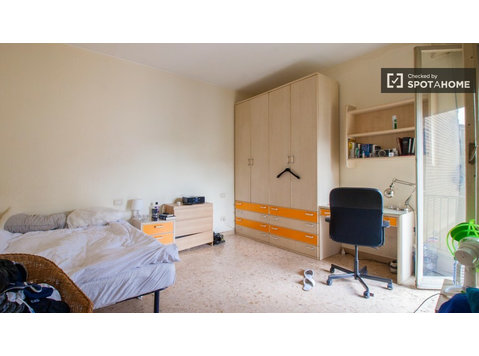 Navigli, Milano'da 4 yatak odalı dairede kiralık oda - Kiralık