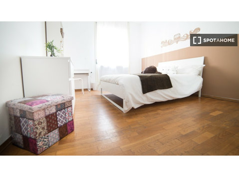 Zimmer zu vermieten in 4-Zimmer-Wohnung in Navigli, Mailand - Zu Vermieten