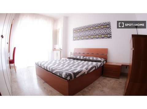 Zimmer zu vermieten in 4-Zimmer-Wohnung in QT8, Mailand - Zu Vermieten