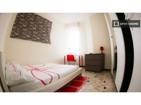 Washington, Milano'da 4 yatak odalı dairede kiralık oda - Kiralık