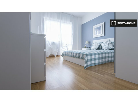 Zimmer zu vermieten in 5-Zimmer-Wohnung in City Life,… - Zu Vermieten