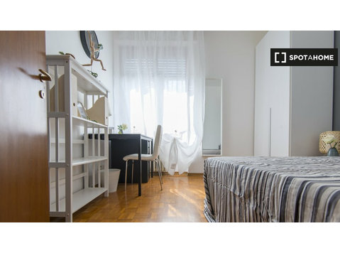 Lorenteggio, Milano'da 5 yatak odalı dairede kiralık oda - Kiralık