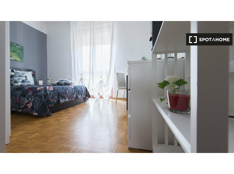 Room for rent in 5-bedroom apartment in Lorenteggio, Milan - کرائے کے لیۓ