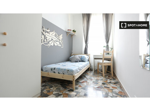 Se alquila habitación en piso de 5 habitaciones en Milán - Alquiler