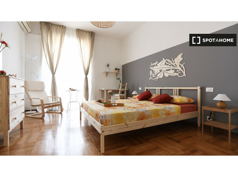 Room for rent in 5-bedroom apartment in Milan - Kiadó