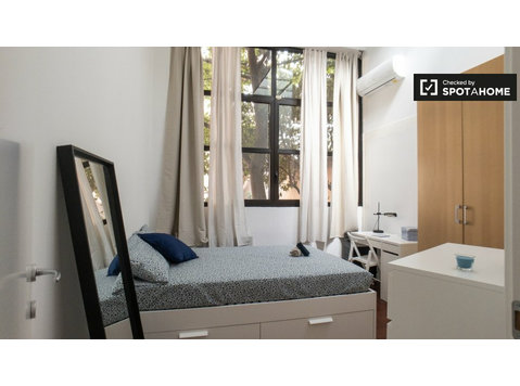 Zimmer zu vermieten in 5-Zimmer-Wohnung in Mailand - Zu Vermieten