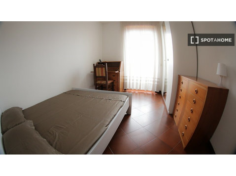 Room for rent in 5-bedroom apartment in Milan - Ενοικίαση