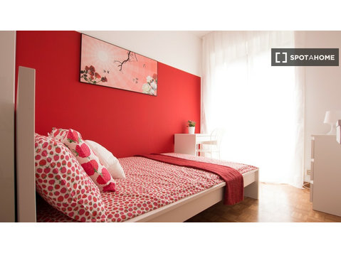 Zimmer zu vermieten in 5-Zimmer-Wohnung in Mailand - Zu Vermieten