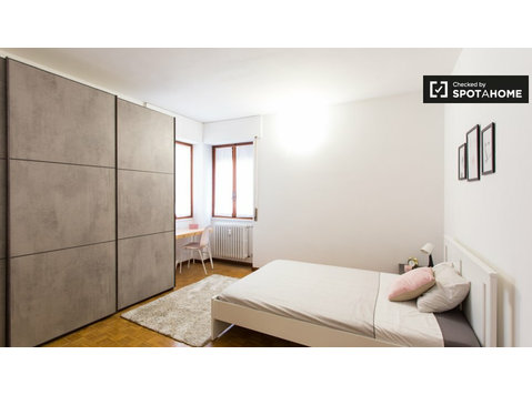 Zimmer zur Miete in 5-Zimmer-Wohnung in Tortona, Mailand - Zu Vermieten