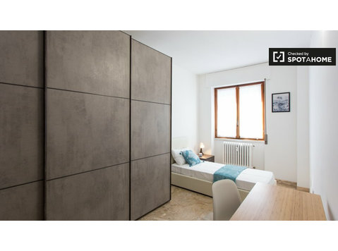Zimmer zur Miete in 5-Zimmer-Wohnung in Tortona, Mailand - Zu Vermieten