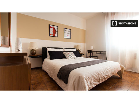 Aluga-se quarto em apartamento de 6 quartos em Affori, Milão - Aluguel