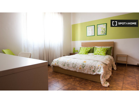 Affori, Milano'da 6 yatak odalı dairede kiralık oda - Kiralık