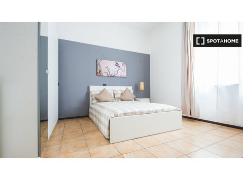 Pokój do wynajęcia w 6-pokojowym mieszkaniu w Mediolanie - Do wynajęcia